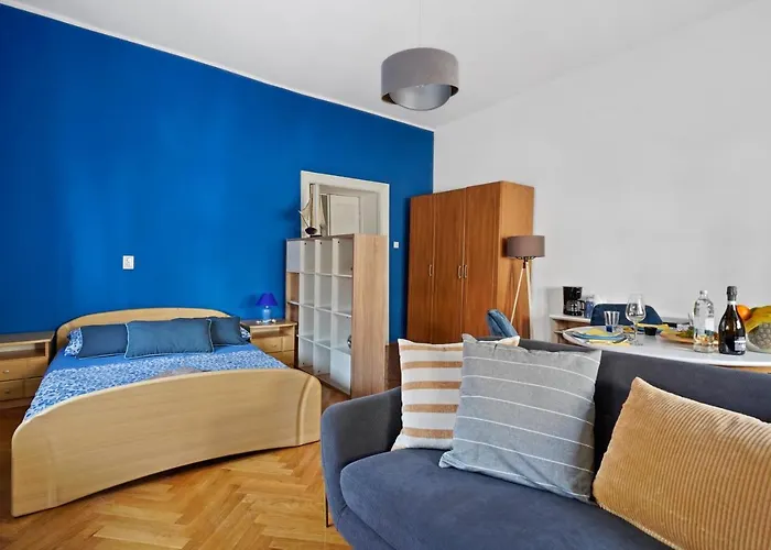 Polias Small Studio